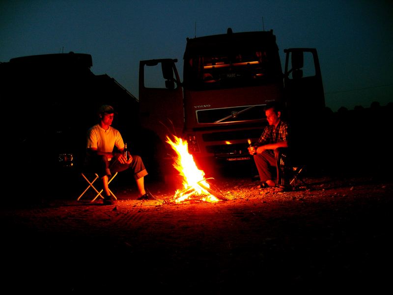 truckerromantik-beim-lagerfeuer-3fb00c5b-52ed-45d0-9937-93ef607f2abd